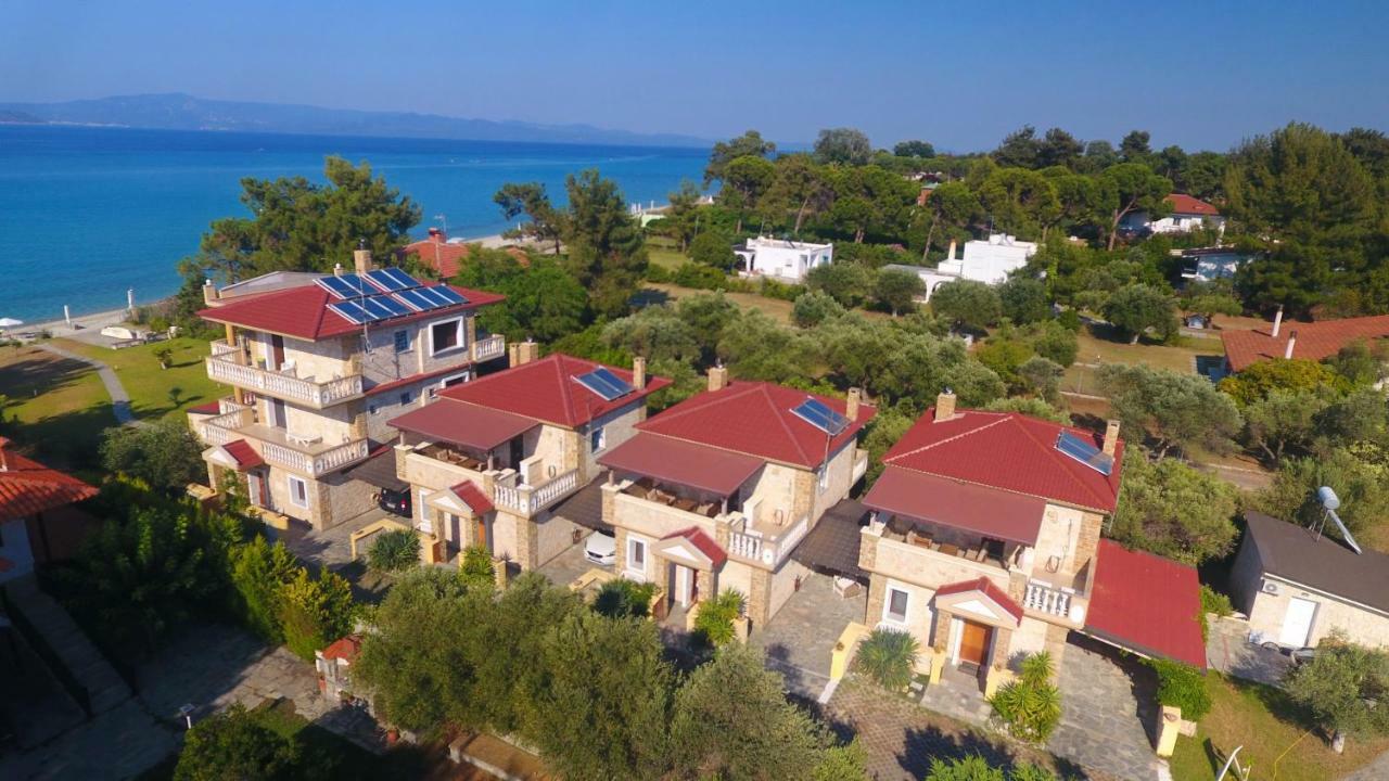 Villa Argo 3 - Beachfront, Big Gardens, Location! Pefkochori Exterior photo