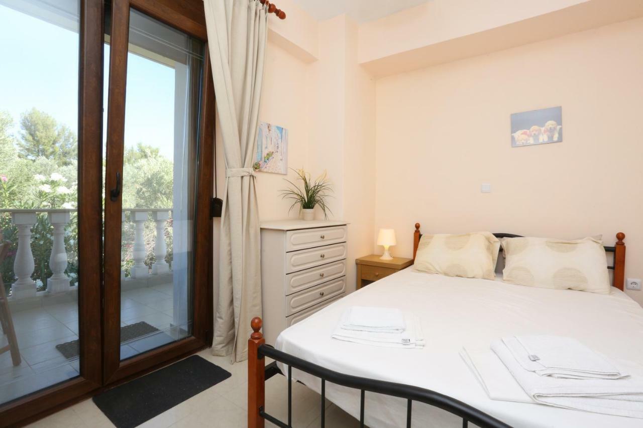 Villa Argo 3 - Beachfront, Big Gardens, Location! Pefkochori Exterior photo