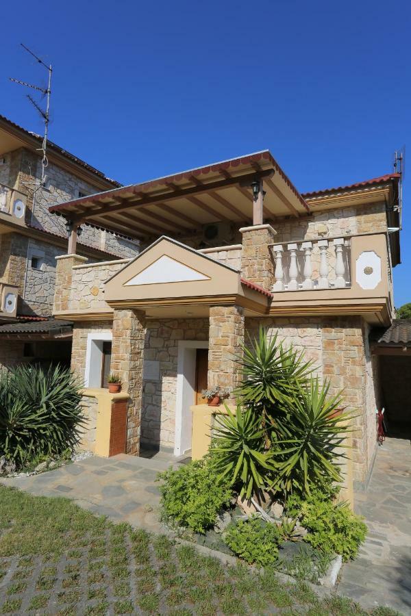 Villa Argo 3 - Beachfront, Big Gardens, Location! Pefkochori Exterior photo