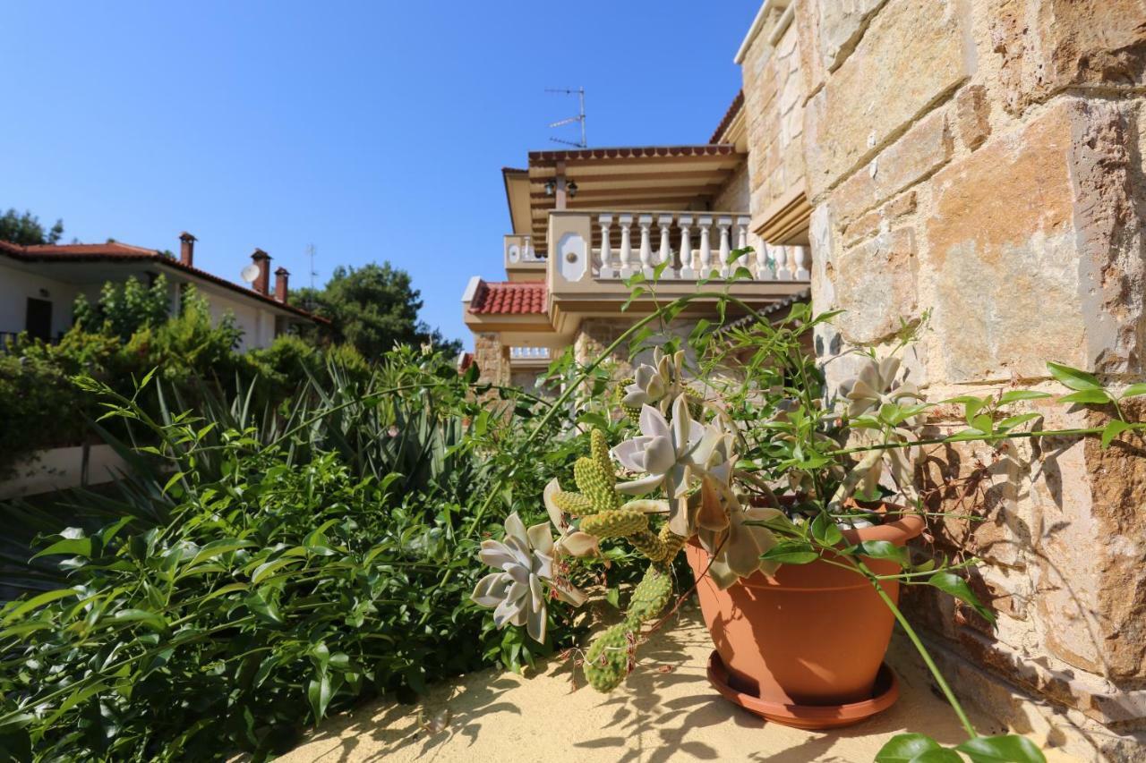 Villa Argo 3 - Beachfront, Big Gardens, Location! Pefkochori Exterior photo