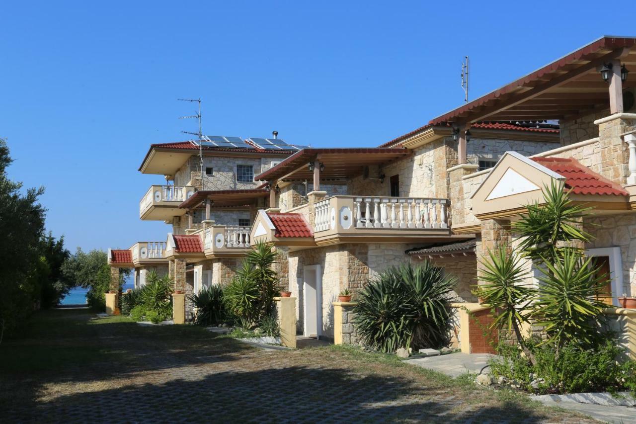 Villa Argo 3 - Beachfront, Big Gardens, Location! Pefkochori Exterior photo