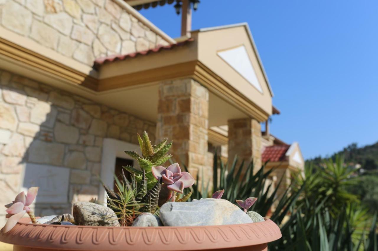 Villa Argo 3 - Beachfront, Big Gardens, Location! Pefkochori Exterior photo