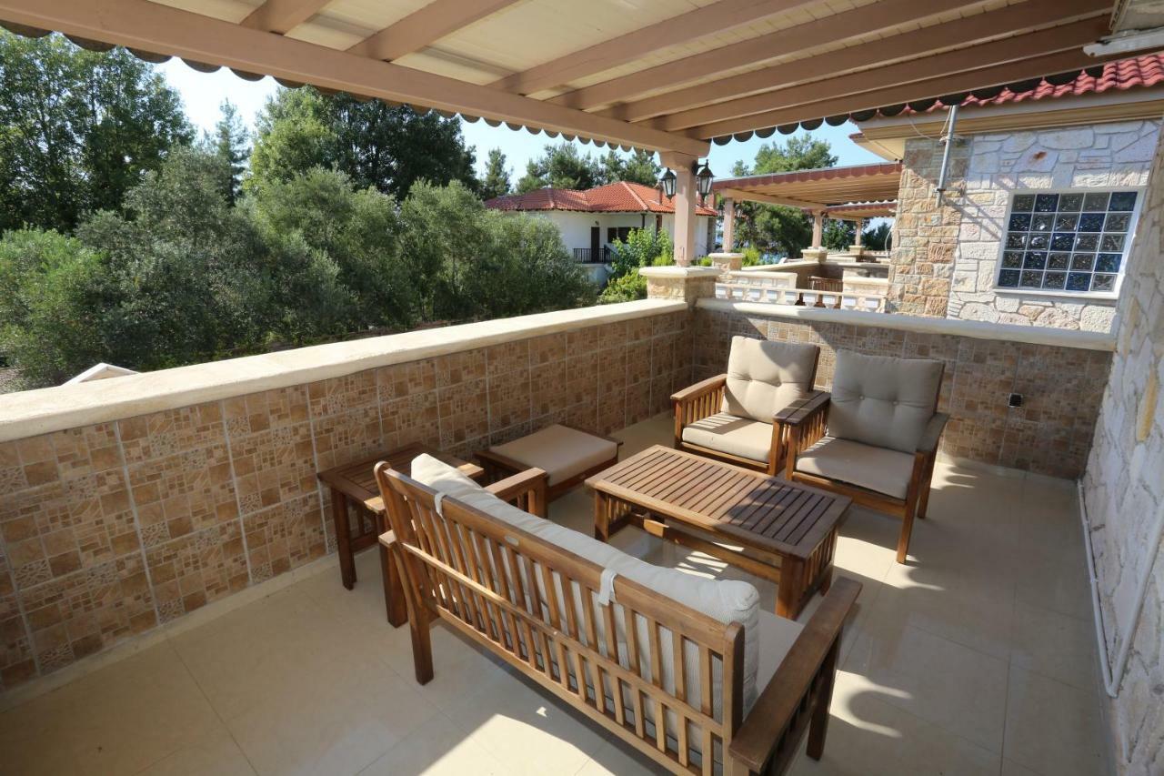 Villa Argo 3 - Beachfront, Big Gardens, Location! Pefkochori Exterior photo